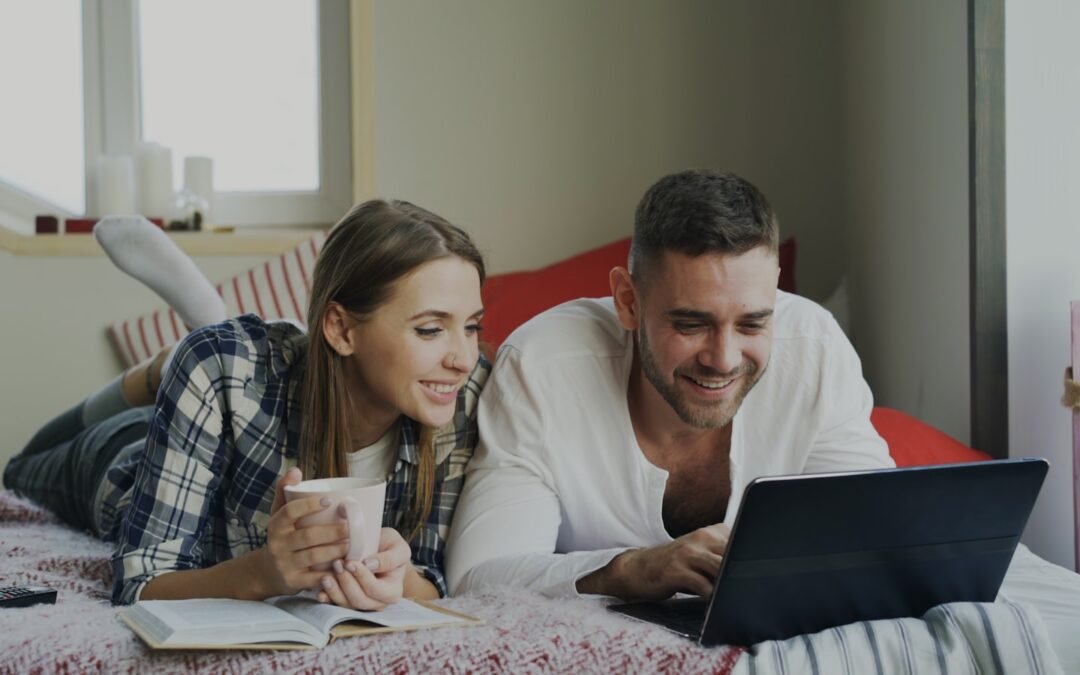 Pareja organizando sus finanzas juntos en casa