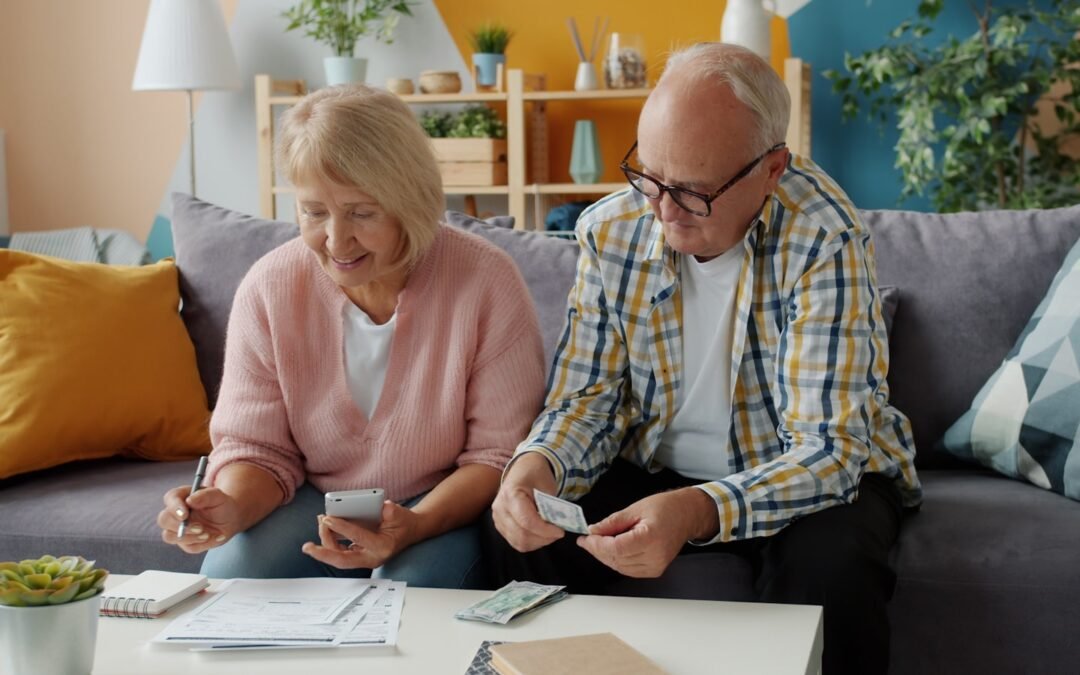 Familia organizando el presupuesto del hogar