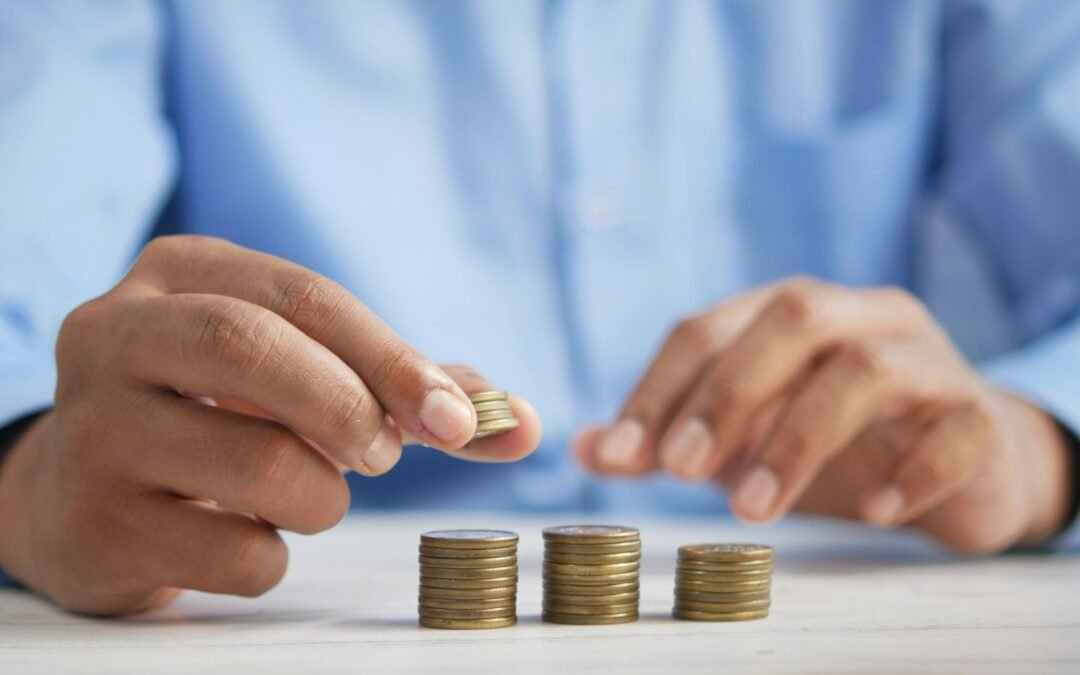Monedas apiladas representando el reparto del presupuesto